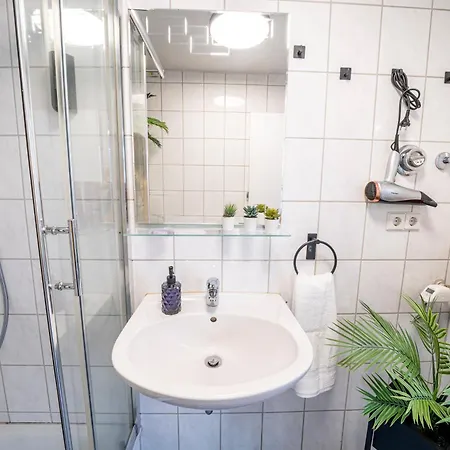 Heart - 2min To Station Apartment *